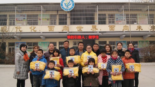 情系貧困學(xué)生 寒冬送溫暖
