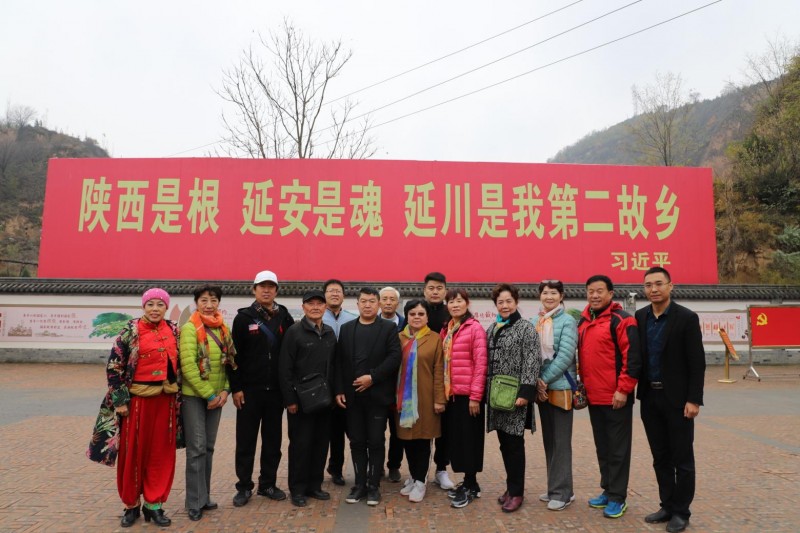 CCTⅤ欄目運(yùn)營(yíng)總監(jiān)劉嘉有，帶隊(duì)紅色經(jīng)典輕騎兵藝術(shù)團(tuán)延安行