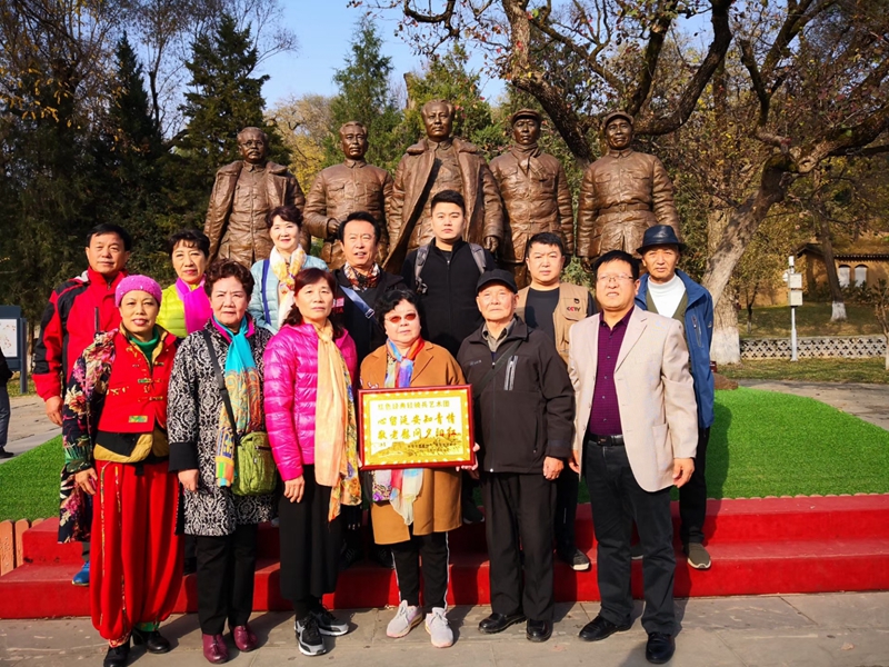 CCTⅤ欄目運(yùn)營(yíng)總監(jiān)劉嘉有，帶隊(duì)紅色經(jīng)典輕騎兵藝術(shù)團(tuán)延安行