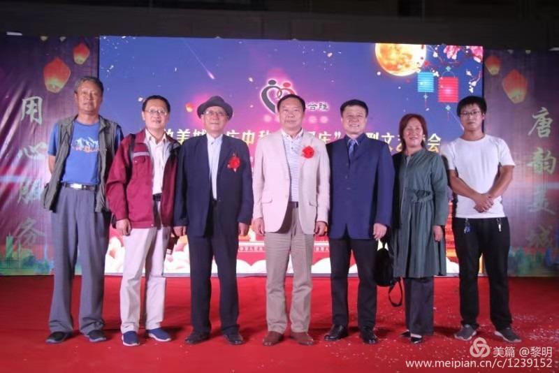 文峰區永明路街道辦事處唐韻美城社區舉辦“慶中秋,迎國慶”聯歡晚會深受百姓歡迎