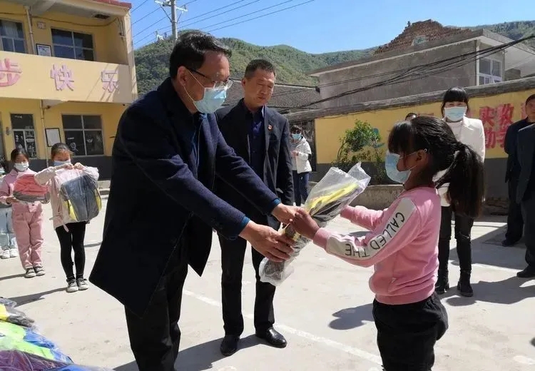 愛心助學  與愛同行——安陽新超越教育赴林州市五龍鎮(zhèn)愛心捐贈