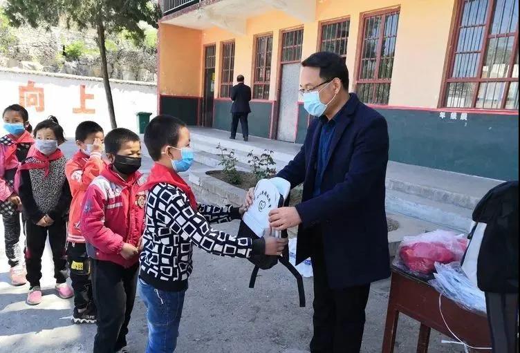 愛心助學  與愛同行——安陽新超越教育赴林州市五龍鎮(zhèn)愛心捐贈