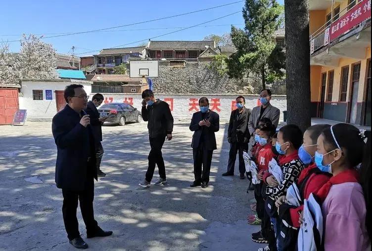 愛心助學  與愛同行——安陽新超越教育赴林州市五龍鎮(zhèn)愛心捐贈
