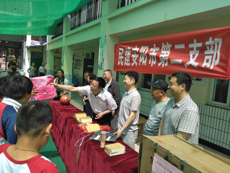 民建安陽(yáng)市第二支部到市育敏學(xué)校進(jìn)行慰問(wèn)