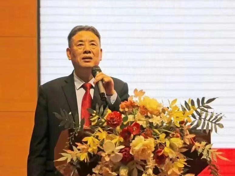 柴時鐘:校長教育思想對學(xué)校的發(fā)展至關(guān)重要 柴時鐘:校長教育思想對學(xué)校的發(fā)展至關(guān)重要