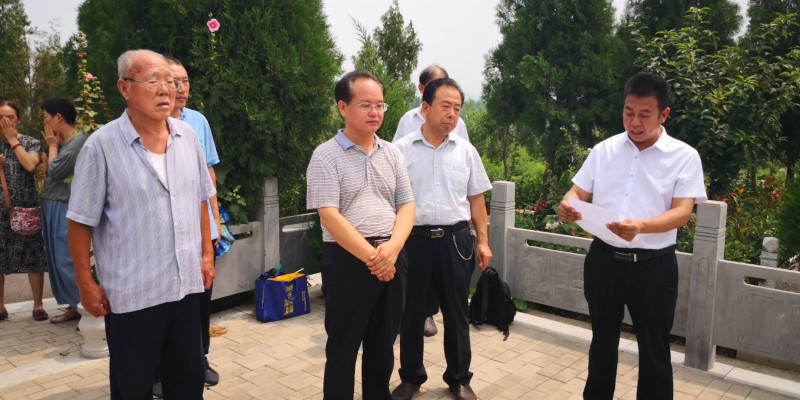 許志新：《春泥護花》有感