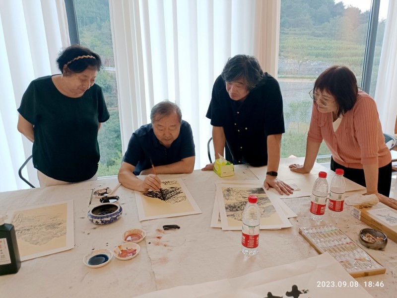 中華靳氏部分書畫名家南太行寫生創作暨第四屆藝術研討會在王莽嶺三寶山莊舉行